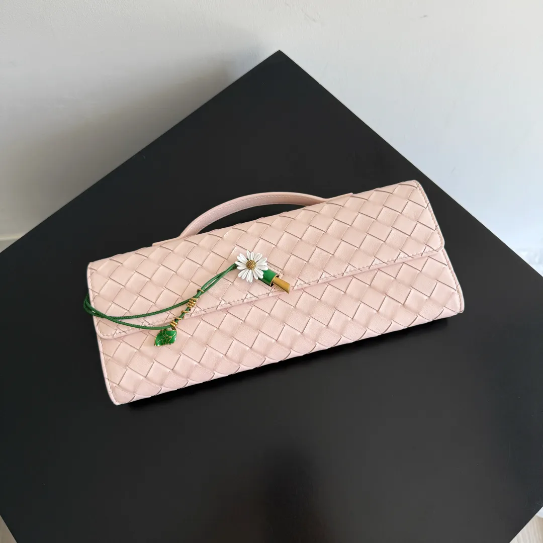 Batch 1720 Bottega Veneta clutch bags are shipping! The carefully crafted latch opening and closing is like a small key, giving us a sense of ritual every time we use this bag. The innovative design this time is to make the latch part into the shape of a small daisy. The originally elegant and restrained style instantly adds some playfulness, and matches with a skirt. Going out for a picnic or admiring the scenery will add to the overall look🌸🌸The heavily crafted daisy is lifelike and full of exquisiteness. The fixed rope is also decorated with a winding golden rope and a small leaf, echoing the daisy. The whole bag looks very coordinated. Style number: 836810 (741511) Size: 31*13*3cm